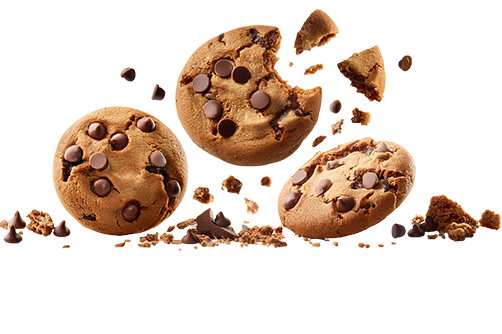 Drei Schokoladenkekse, einer teilweise angebissen, umgeben von Krümeln und Schokoladenstückchen.