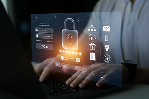 Eine Person tippt an einem Laptop, während ein digitales Menü mit Sicherheits- und Login-Symbolen angezeigt wird.